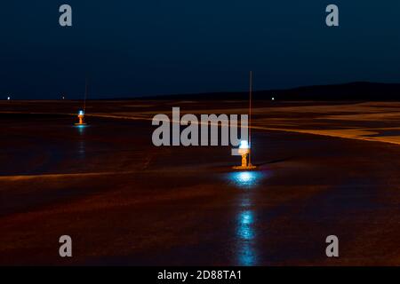 Taxiway, Seitenbeleuchtung am Nachtflughafen Stockfoto