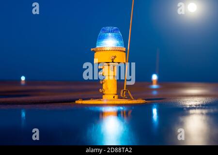 Taxiway, Seitenbeleuchtung am Nachtflughafen Stockfoto