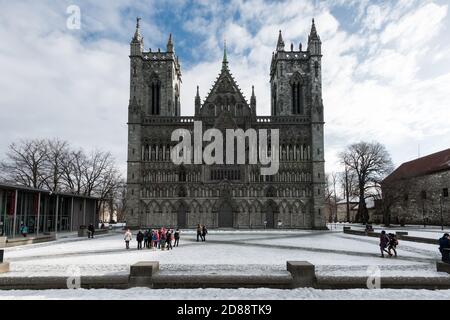 Vor dem Nidaros Dom in Trondheim im kalten Winter Tag Stockfoto