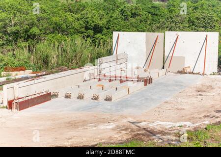 Industrielle Fertigung Bau von Beton gegossenen Säulen Balken und Wände in Trockenhof für Gebäude Infrastruktur-Industrie. Stockfoto