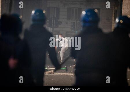 Rom, Italien. Oktober 2020. Rom, Zusammenstöße und Unruhen auf der Piazza del Popolo. Kredit: Unabhängige Fotoagentur/Alamy Live Nachrichten Stockfoto