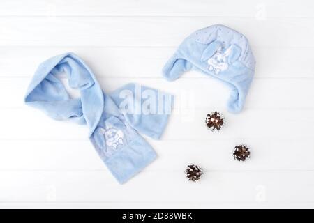 Der Winter der Kinder oder im Herbst Kleidung. Schal und Hut auf weißem Hintergrund. Stockfoto
