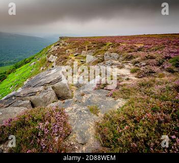 Ein Blick von Bamford Edge an einem grauen nebligen Morgen.Peak District Nationalpark, Derbyshire, England, Großbritannien Stockfoto