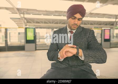 Junge gutaussehende indische Sikh Geschäftsmann tragen Turban während der Erkundung der Stadt Stockfoto