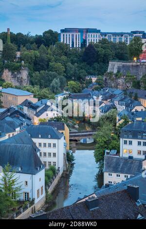 Luxemburg, Stadt Luxemburg, Blick über den Grund - die Unterstadt Richtung Saint Esprit Plateau und die Stadt dahinter Stockfoto