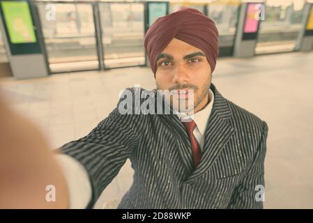 Junge gutaussehende indische Sikh Geschäftsmann tragen Turban während der Erkundung der Stadt Stockfoto