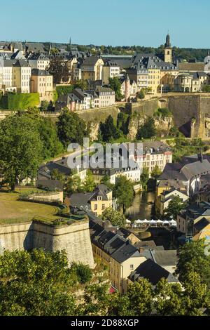 Luxemburg, Stadt Luxemburg, Blick über den Grund - die Unterstadt zur Corniche (Chemin de la Corniche) Stockfoto