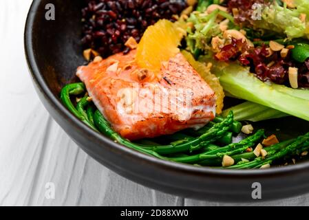 Warmer Salat mit Lachs, Wildreis und Spargel Stockfoto