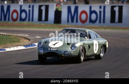 1963 Aston Martin Projekt 214 GT Rennen bei Coy's Classic Historic Races, Silverstone UK 1995 Stockfoto