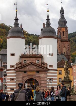 Fußgänger in der Alten Brücke Heidelberg Stockfoto