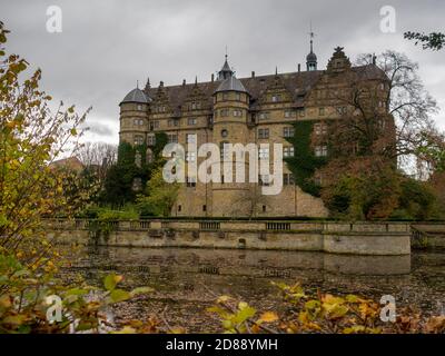 Neuenstein Schloss spiegelt sich im Graben Stockfoto