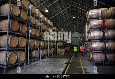 Sydney. Oktober 2020. Das Foto vom 23. Oktober 2020 zeigt die First Creek Factory in Hunter Valley, New South Wales, Australien. MIT 'Aussie Weinmacher Toasts Erfolg trotz schwierigem Jahr' Credit: Bai Xuefei/Xinhua/Alamy Live News Stockfoto