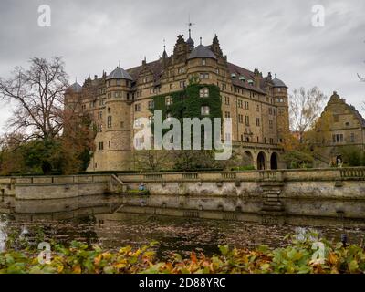 Neuenstein Schloss spiegelt sich im Graben Stockfoto