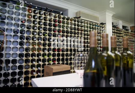 Sydney. Oktober 2020. Das Foto vom 23. Oktober 2020 zeigt die First Creek Factory in Hunter Valley, New South Wales, Australien. MIT 'Aussie Weinmacher Toasts Erfolg trotz schwierigem Jahr' Credit: Bai Xuefei/Xinhua/Alamy Live News Stockfoto