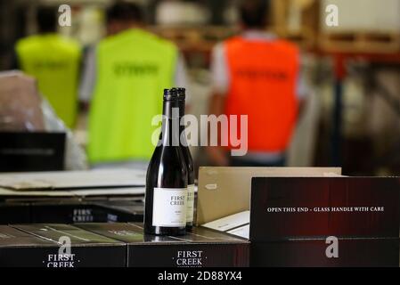 Sydney. Oktober 2020. Das Foto vom 23. Oktober 2020 zeigt First Creek Produkte in Hunter Valley, New South Wales, Australien. MIT 'Aussie Weinmacher Toasts Erfolg trotz schwierigem Jahr' Credit: Bai Xuefei/Xinhua/Alamy Live News Stockfoto