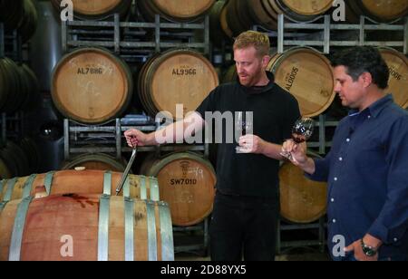 Sydney, Australien. Oktober 2020. Justin McCarthy (R), kaufmännischer Leiter der First Creek Factory, prüft zusammen mit seinem Kollegen Weine im Hunter Valley, New South Wales, Australien, 23. Oktober 2020. MIT 'Aussie Weinmacher Toasts Erfolg trotz schwierigem Jahr' Credit: Bai Xuefei/Xinhua/Alamy Live News Stockfoto