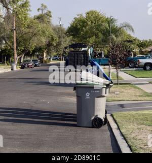 Müllcontainer draußen auf der Straße auf einem sonnigen stehen Tag Stockfoto