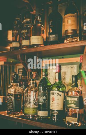 Bukarest, Rumänien - 14. Juli 2020: Illustrative redaktionelle Bild von verschiedenen Whisky-Flaschen in einer Kneipe in Bukarest, Rumänien. Stockfoto