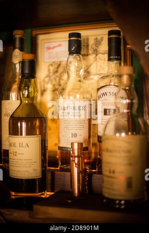 Bukarest, Rumänien - 14. Juli 2020: Illustrative redaktionelle Bild von verschiedenen Whisky-Flaschen in einer Kneipe in Bukarest, Rumänien. Stockfoto