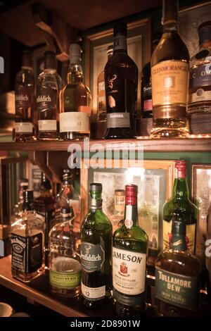 Bukarest, Rumänien - 14. Juli 2020: Illustrative redaktionelle Bild von verschiedenen Whisky-Flaschen in einer Kneipe in Bukarest, Rumänien. Stockfoto