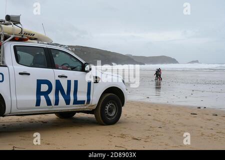 Newquay, Cornwall, Großbritannien. Oktober 2020. Wetter in Großbritannien. Ein RNLI-Rettungsschwimmer patrouilliert am Fistral-Strand, während große Wellen von den Überresten des Hurrikans Epsilon in Newquay in Cornwall an einem Tag starker böiger Winde während der Schulferien an Land stürmen. Bild: Graham Hunt/Alamy Live News Stockfoto