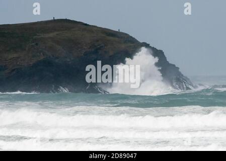 Newquay, Cornwall, Großbritannien. Oktober 2020. Wetter in Großbritannien. Große Wellen von den Überresten des Hurrikans Epsilon stürzen an einem Tag starker Windböen während der Schulferien gegen die Klippen am Fristral Beach in Newquay in Cornwall. Bild: Graham Hunt/Alamy Live News Stockfoto