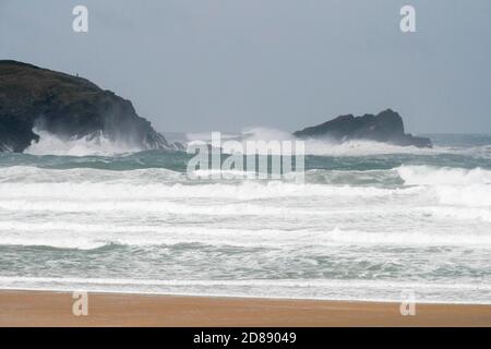 Newquay, Cornwall, Großbritannien. Oktober 2020. Wetter in Großbritannien. Große Wellen von den Überresten des Hurrikans Epsilon stürzen an einem Tag starker Windböen während der Schulferien am Fristral Beach in Newquay in Cornwall an Land. Bild: Graham Hunt/Alamy Live News Stockfoto