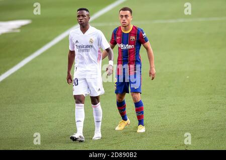 Vinicius Jr von Real Madrid und Sergino Dest vom FC Barcelona während des La Liga-Spiels zwischen dem FC Barcelona und Real Madrid spielten am 24. Oktober 2020 im Camp Nou Stadion in Barcelona, Spanien. (Foto von Sergio Ruiz/PRESSINPHOTO) Credit: Pro Shots/Alamy Live News Stockfoto