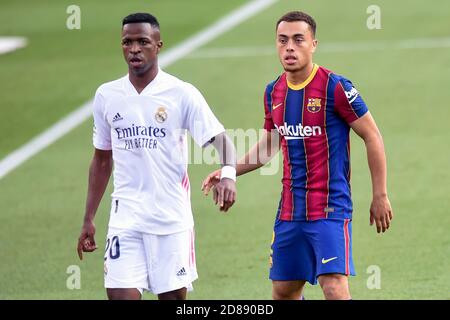 Vinicius Jr von Real Madrid und Sergino Dest vom FC Barcelona während des La Liga-Spiels zwischen dem FC Barcelona und Real Madrid spielten am 24. Oktober 2020 im Camp Nou Stadion in Barcelona, Spanien. (Foto von Sergio Ruiz/PRESSINPHOTO) Credit: Pro Shots/Alamy Live News Stockfoto