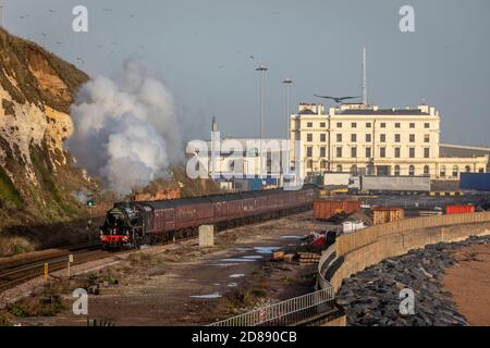 BR 'Black 5' 4-6-0 No. 44871 nähert sich Shakespeare Cliff Tunnels, Dover, Kent, Großbritannien Stockfoto