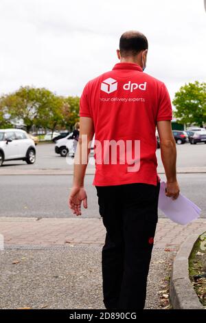 Bordeaux , Aquitaine / Frankreich - 16 10 2020 : DPD Logo auf liefern Mann Shirt des größten Paketzustellers Stockfoto