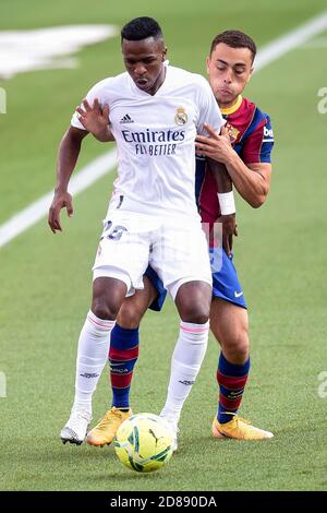 Vinicius Jr von Real Madrid und Sergino Dest vom FC Barcelona während des La Liga-Spiels zwischen dem FC Barcelona und Real Madrid spielten am 24. Oktober 2020 im Camp Nou Stadion in Barcelona, Spanien. (Foto von Sergio Ruiz/PRESSINPHOTO) Credit: Pro Shots/Alamy Live News Stockfoto