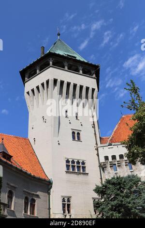 Historischer Turm von Smolenice Burg mit in kleinen Karpaten, Slowakei. Blauer Himmel mit weißen Wolken. Stockfoto