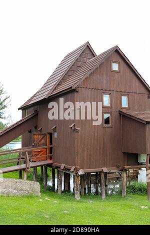 Alte Wassermühle am Ast der Kleinen Donau, Slowakei. Bauen auf dem Wasser. Stockfoto