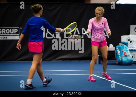 Barbora Krejcikova und Katerina Siniakova aus der Tschechischen Republik spielen Doppel bei den J&T Banka Ostrava Open WTA Premier 2020 Tennisturnier auf C Stockfoto