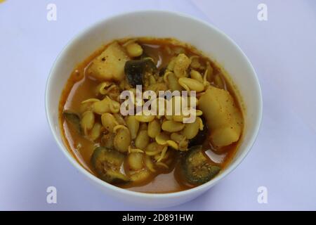 Walachi-Gericht, Curry aus gekeimtem Bohnen mit Kartoffelschinjalen, authentisches maharashtrian-Essen Stockfoto