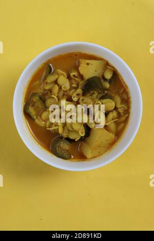 Walachi-Gericht, Curry aus gekeimtem Bohnen mit Kartoffelschinjalen, authentisches maharashtrian-Essen Stockfoto