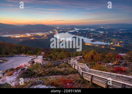 Hiawassee, Georgia, USA Landschaft mit Chatuge Lake im Frühherbst bei Dämmerung. Stockfoto