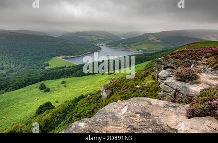 Ein Blick von Bamford Edge an einem grauen nebligen Morgen.Peak District Nationalpark, Derbyshire, England, Großbritannien Stockfoto