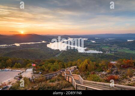 Hiawassee, Georgia, USA Landschaft mit Chatuge Lake im Frühherbst bei Dämmerung. Stockfoto