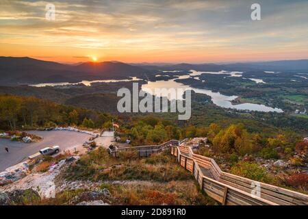 Hiawassee, Georgia, USA Landschaft mit Chatuge Lake im Frühherbst bei Dämmerung. Stockfoto