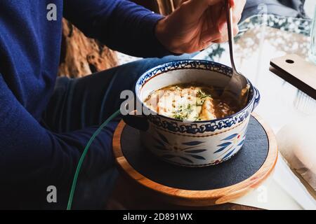 Mann eatin Suppe mit einem Löffel Nahaufnahme Stockfoto