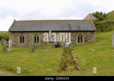 Die Kirche St. Winwaloe oder Kirche der Stürme ist die denkmalgeschützte Pfarrkirche von Gunwalloe in Cornwall, England. Inhalt Stockfoto