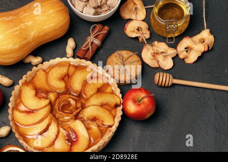 Torte Pie und Kürbis auf dunkelschwarzer Oberfläche Stockfoto