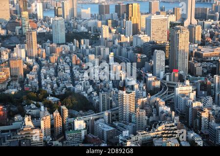 Ein abendliches Stadtbild von der Spitze des Roppongi Hills Tower. Stockfoto