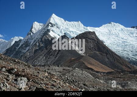 Unbenannter Gipfel zwischen Ombigaichan und Baruntse. Stockfoto