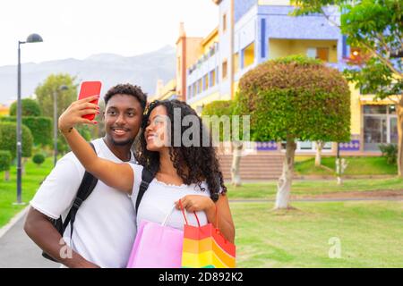 Helle Momente festhalten. Fröhliche junge liebevolle Paar macht Selfie vor der Kamera. Neue Technologietrends und Freundschaftskonzept. Stockfoto