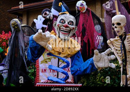 Ottawa, Kanada. Oktober 2020. Halloween Dekoration mit einem gruseligen Jack in einer Box Clown Schaufensterpuppe Stockfoto