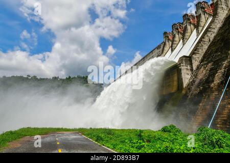 Der Damm mit Wasserkraftwerk und Bewässerung und Flut Schutz Stockfoto