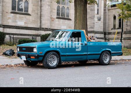 Ottawa, kanada. Oktober 2020. Blue Mazda B2200 Pickup-Truck vor der Kirche in städtischer Umgebung geparkt Stockfoto